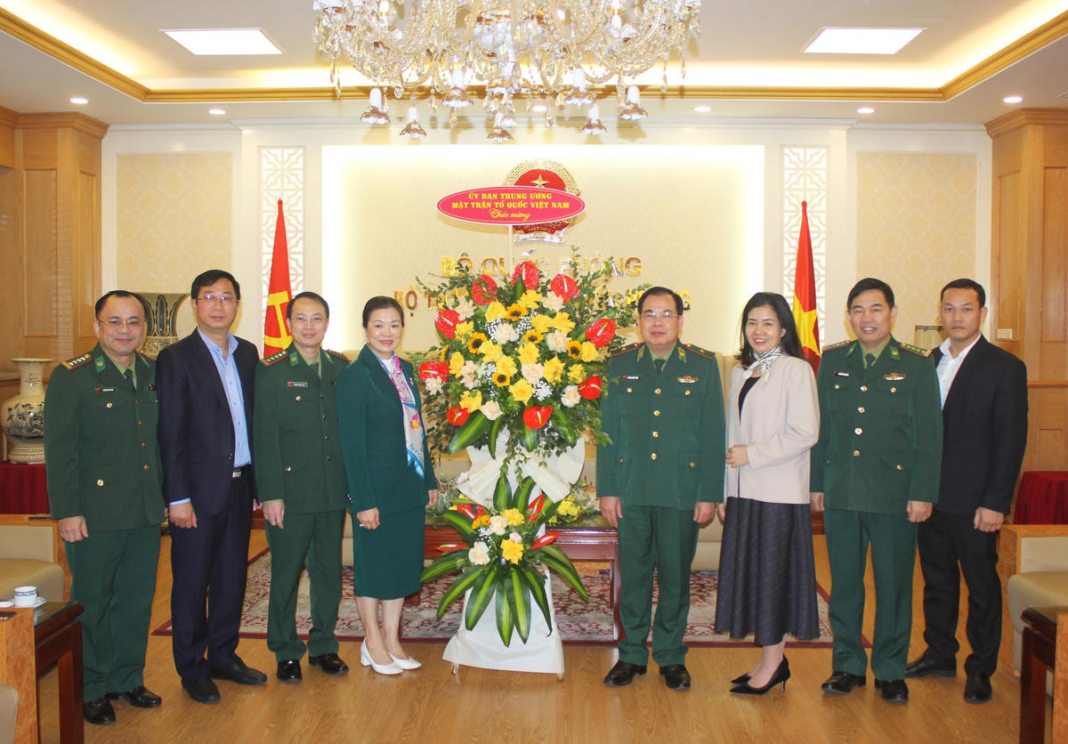 Phó Chủ tịch Trương Thị Ngọc Ánh tặng hoa chúc mừng Bộ Tư lệnh Bộ đội Biên phòng Việt Nam.