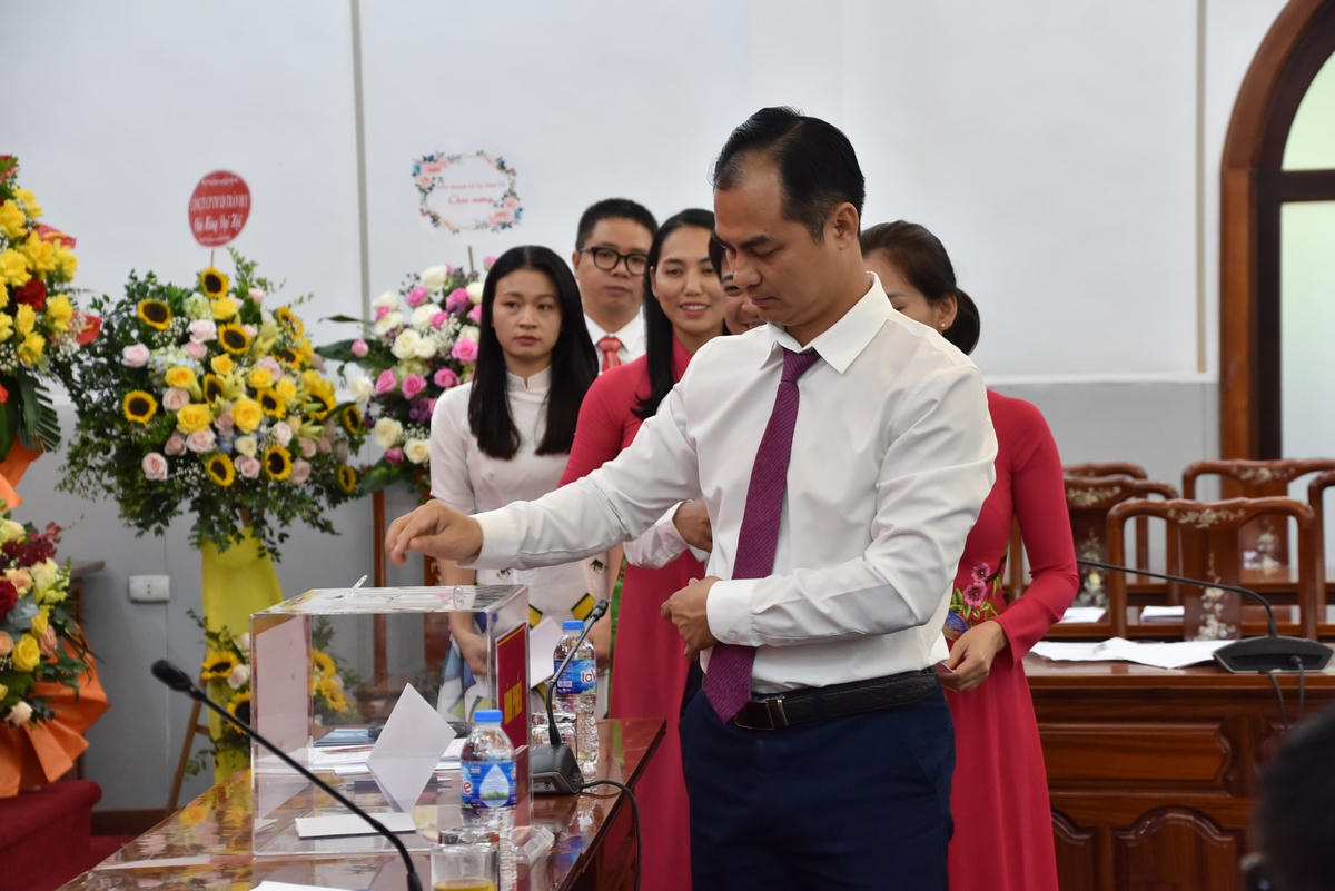 Các đại biểu tiến hành bỏ phiếu.