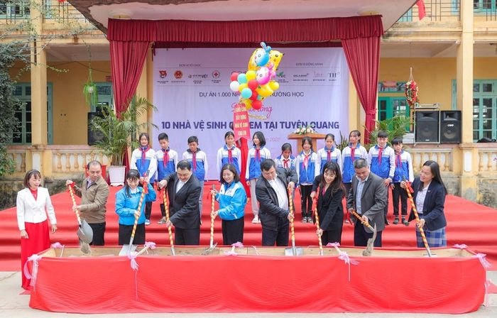 Các đại biểu làm lễ động thổ khởi công xây dựng 32 nhà vệ sinh trường học. (Ảnh: Minh Sơn)