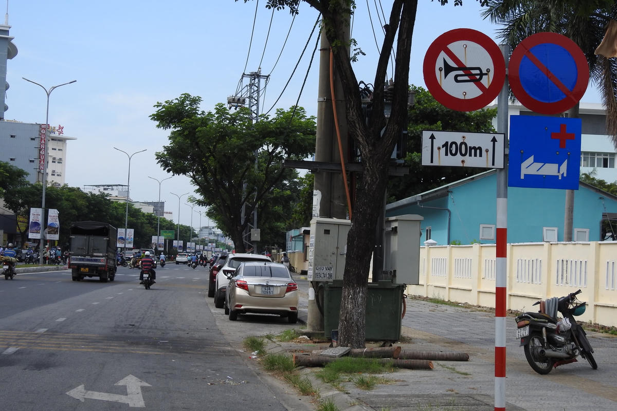 Bệnh viện Quân y 17 nói 'có chỗ trông xe ô tô', thực tế tài xế vẫn liều đỗ ngoài đường, bị phạt