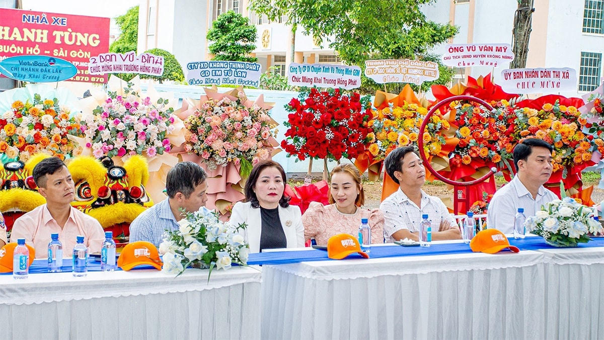 Bí thư Thị ủy Buôn Hồ, đại biểu Quốc hội tỉnh Đắk Lắk Nguyễn Thị Thu Nguyệt và các đại biểu dự Lễ ra mắt.