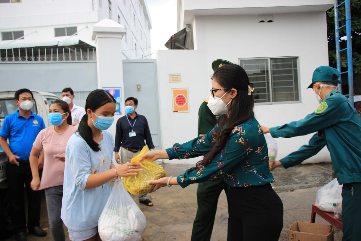 Đại diện Ủy ban MTTQ TPHCM tặng quà cho đại diện hộ nghèo, hộ gặp khó khăn do dịch bệnh Covid-19.
