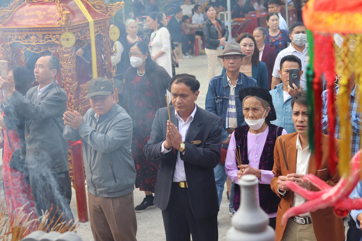 Tại phủ Trịnh, người dân, du khách cùng các con cháu họ Trịnh đã dâng hương, cúng bái tổ tiên để cầu mọi điều may mắn.