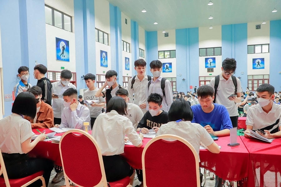 Tân sinh viên Trường Cao đẳng Công nghiệp Bắc Ninh làm thủ tục nhập học năm học 2023-2024.