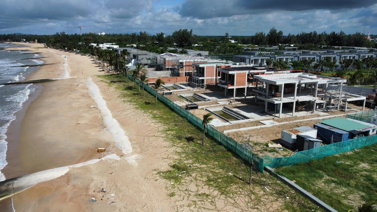 Nhiều khu nghỉ dưỡng vẫn đang được xây dựng, chiếm hết không gian biển.