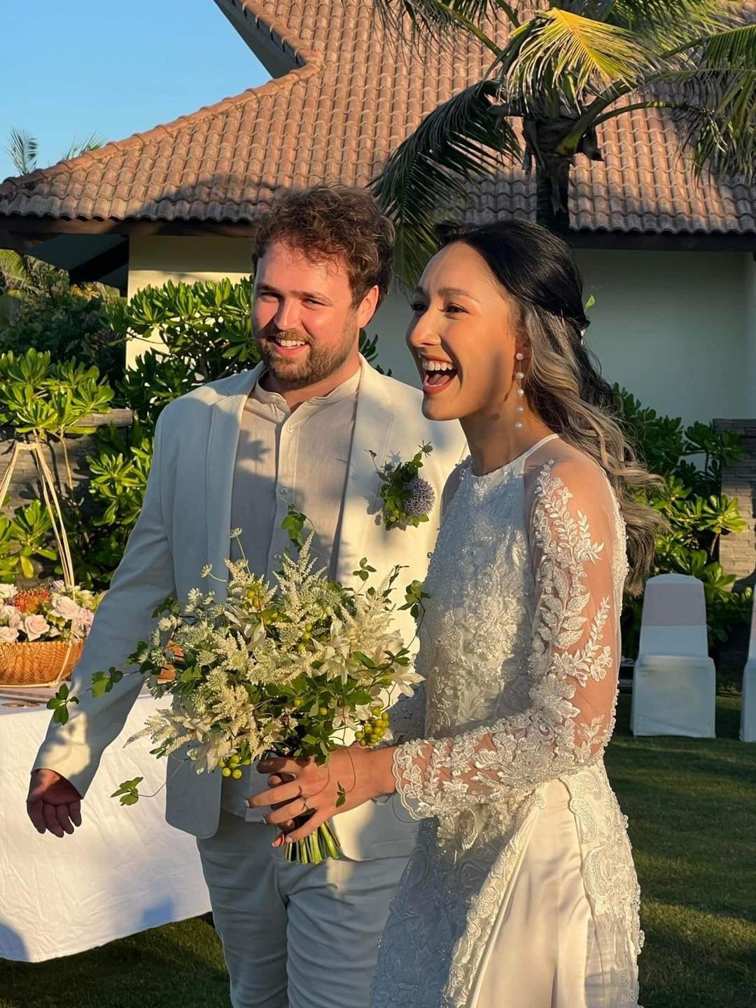Anna Trương diện mẫu váy cưới cách tân từ áo dài trắng, hạnh phúc cùng chồng sánh bước vào lễ đường.