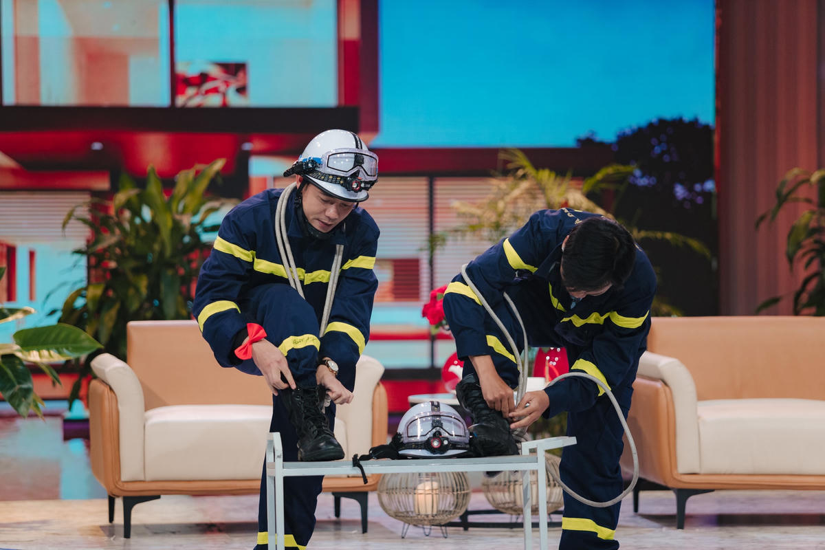 Cuộc chiến chống giặc lửa được 2 chiến sĩ cảnh sát của Đội Cảnh sát phòng cháy chữa cháy và cứu nạn cứu hộ quận Đống Đa tái hiện trên sân khấu "Khách sạn 5 sao".