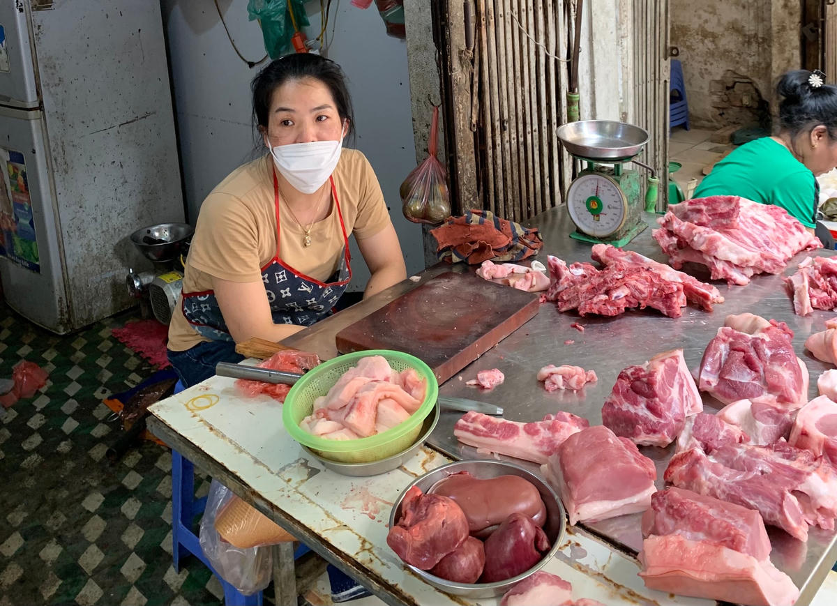 Việc kinh doanh của chị Tuyến gặp khó khăn khi giá cả hàng hoá tăng.
