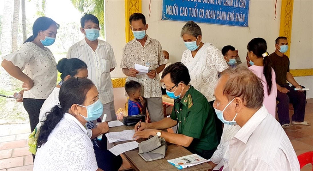 Bộ đội Biên phòng tỉnh An Giang khám bệnh, cấp phát thuốc cho đồng bào Khmer tại huyện Tịnh Biên. Ảnh: Hoàng Mẫn.