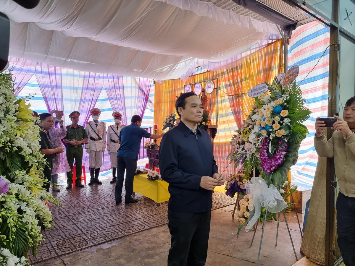 Phó Thủ tướng Trần Lưu Quang đã đến thăm, chia buồn và động viên gia đình Thượng úy Lê Ánh Sáng.