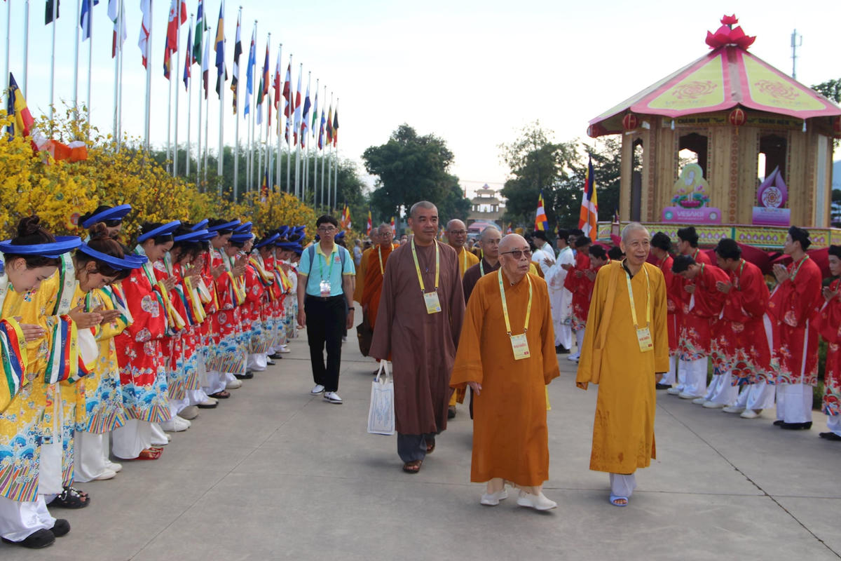 Các đại biểu vào lễ đường dự lễ khai mạc. (Ảnh Q.Định).