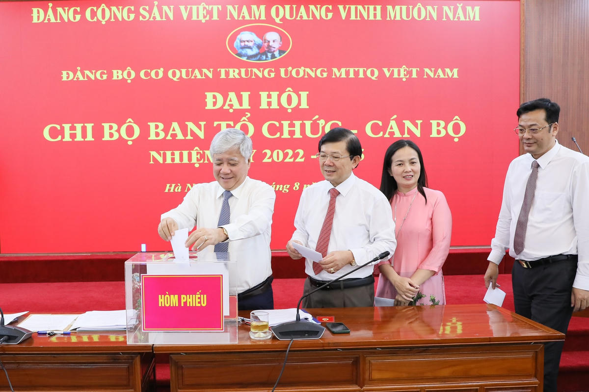 Chủ tịch Đỗ Văn Chiến, Phó Chủ tịch Nguyễn Hữu Dũng cùng các đảng viên trong Chi bộ tiến hành bỏ phiếu. Ảnh: Quang Vinh.