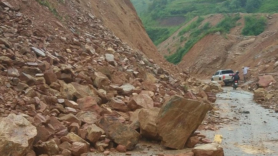 Tại Km421 Quốc lộ 6 tại Tuần Giáo, tỉnh Điện Biên bị sạt lở. Ảnh Văn Tuấn.