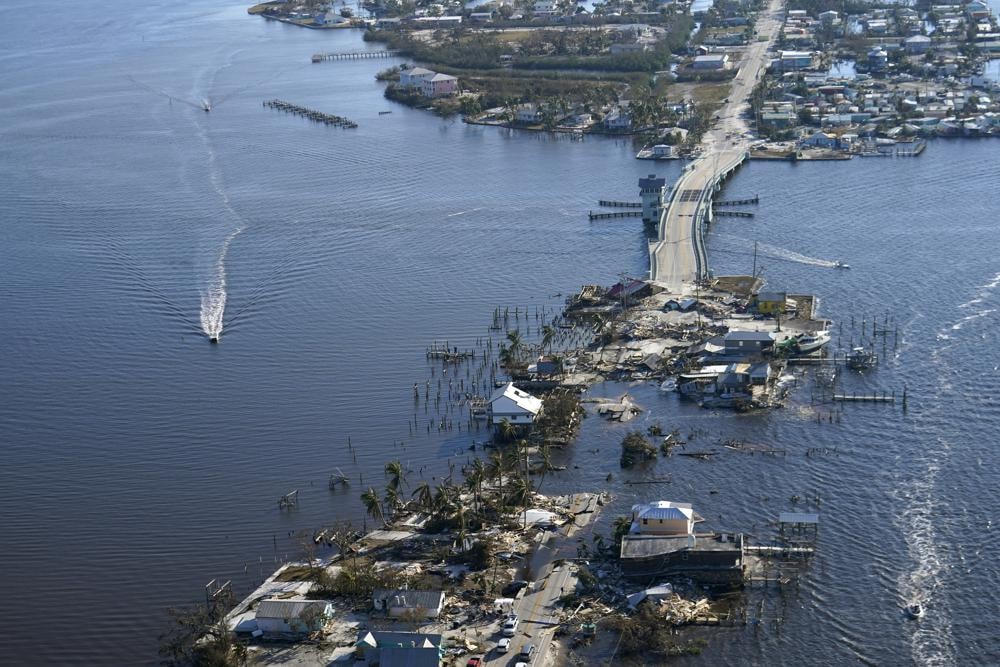 Cây cầu dẫn đến đảo chắn ở Florida bị phá hủy bởi bão Ian. Ảnh: AP.