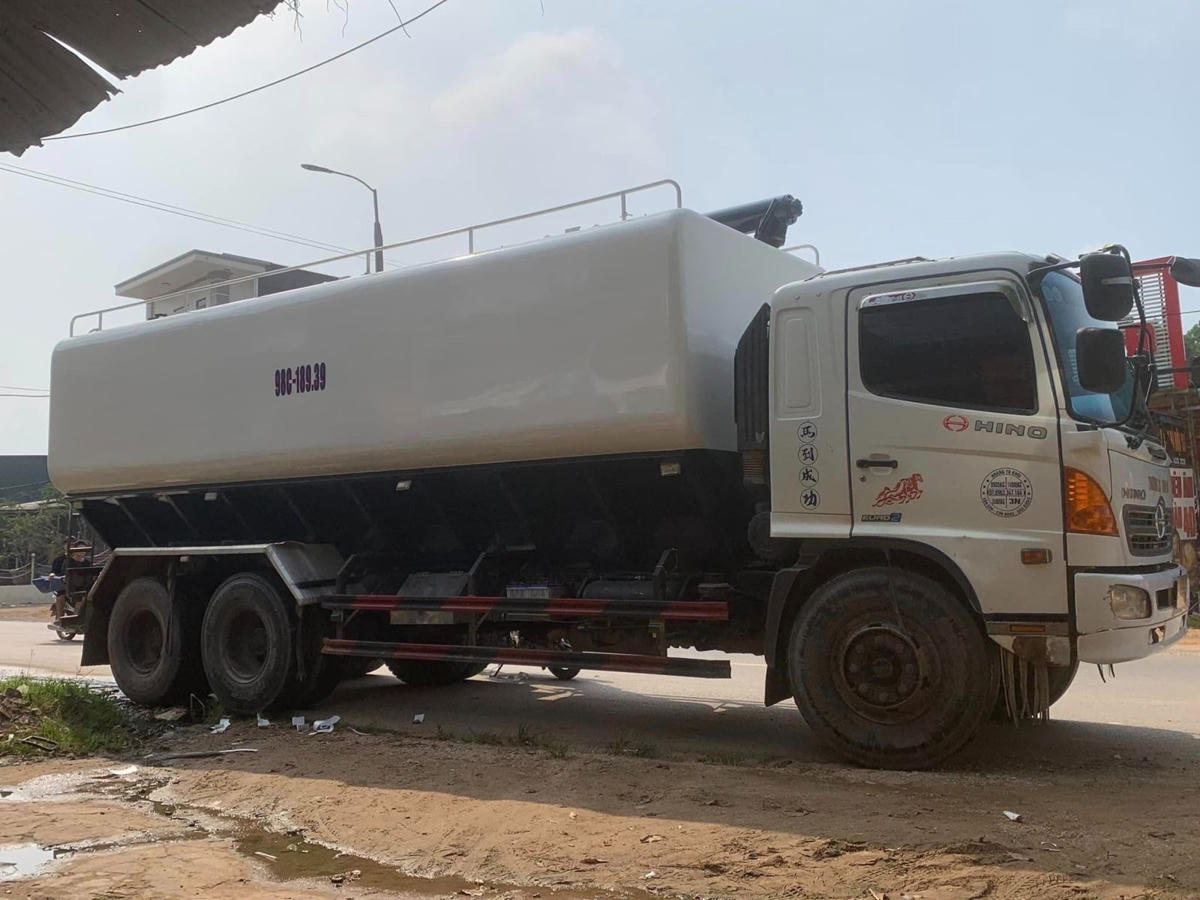 Xe bồn chuyên dùng chở cám bị lực lượng chức năng tạm giữ để điều tra. Ảnh: Công an tỉnh Bắc Giang.