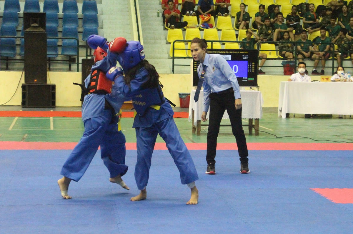 2 VĐV đang thi đấu đối kháng. 