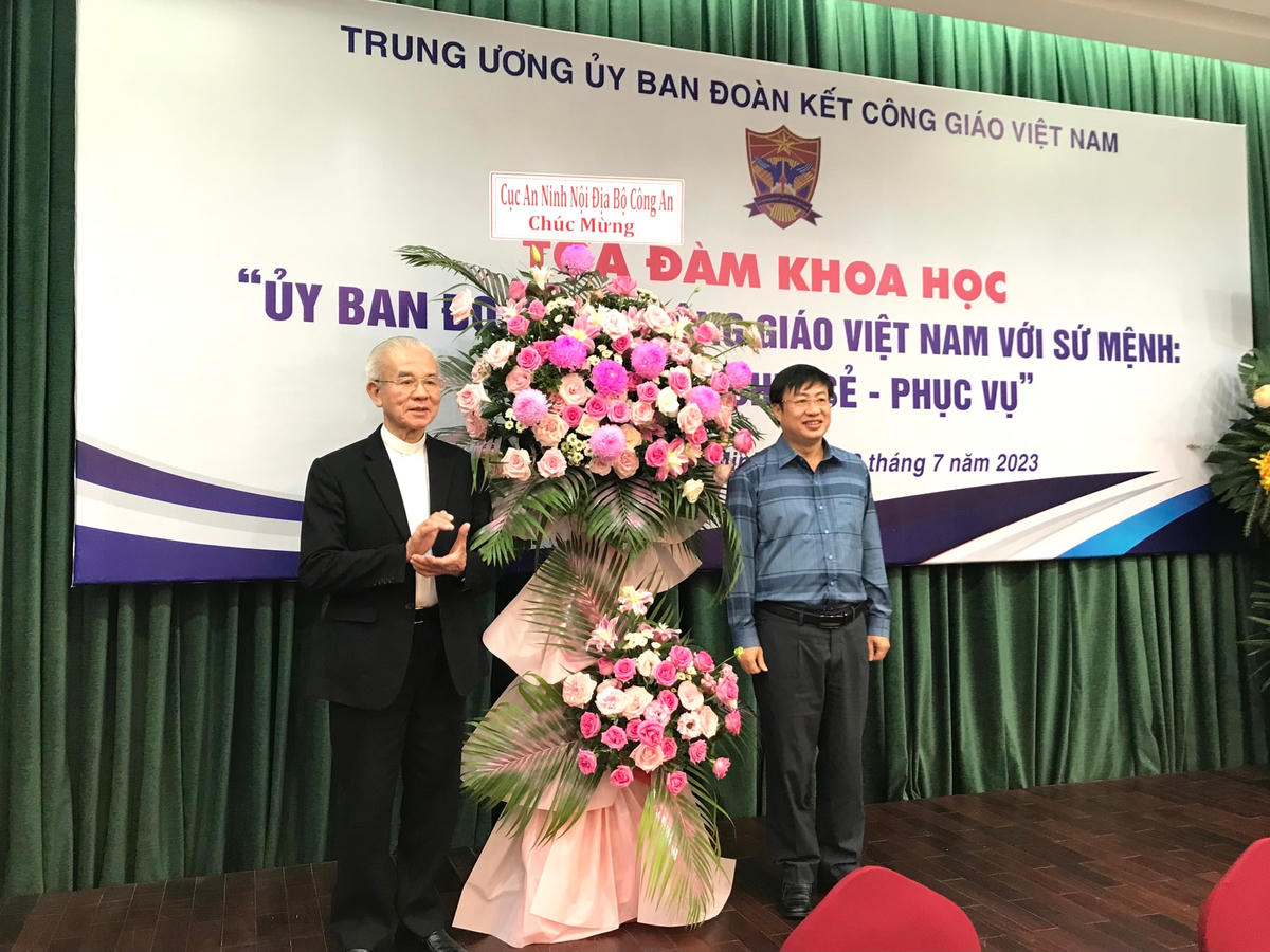 Lãnh đạo TP.HCM và diện Cục An ninh nội địa trao lãng hoa chúc mừng các đại biểu tại toạ đàm.