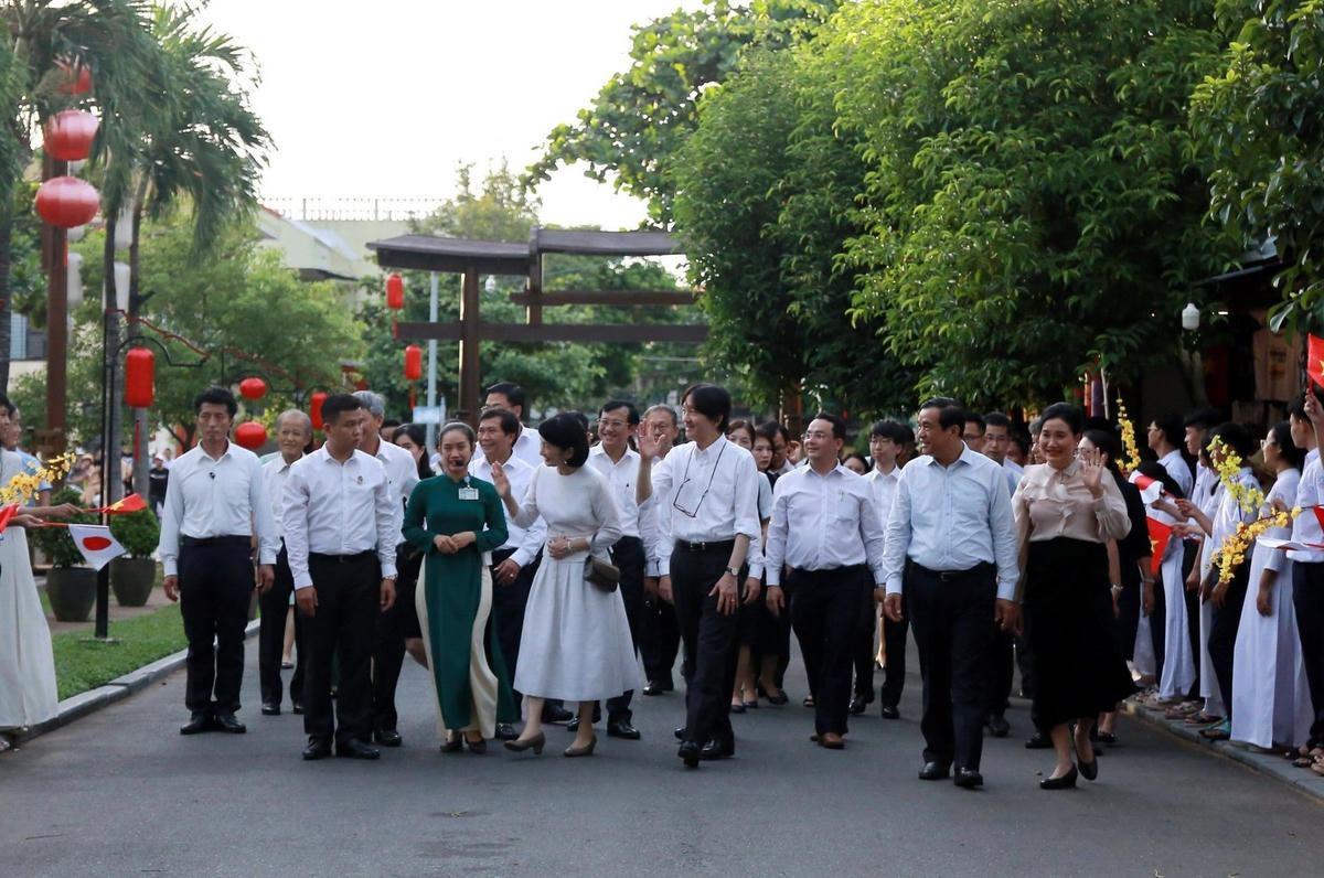 Hoàng Thái tử Nhật Bản Fumihito Akishino cùng đoàn đi dạo trên đường phố cổ Hội An.