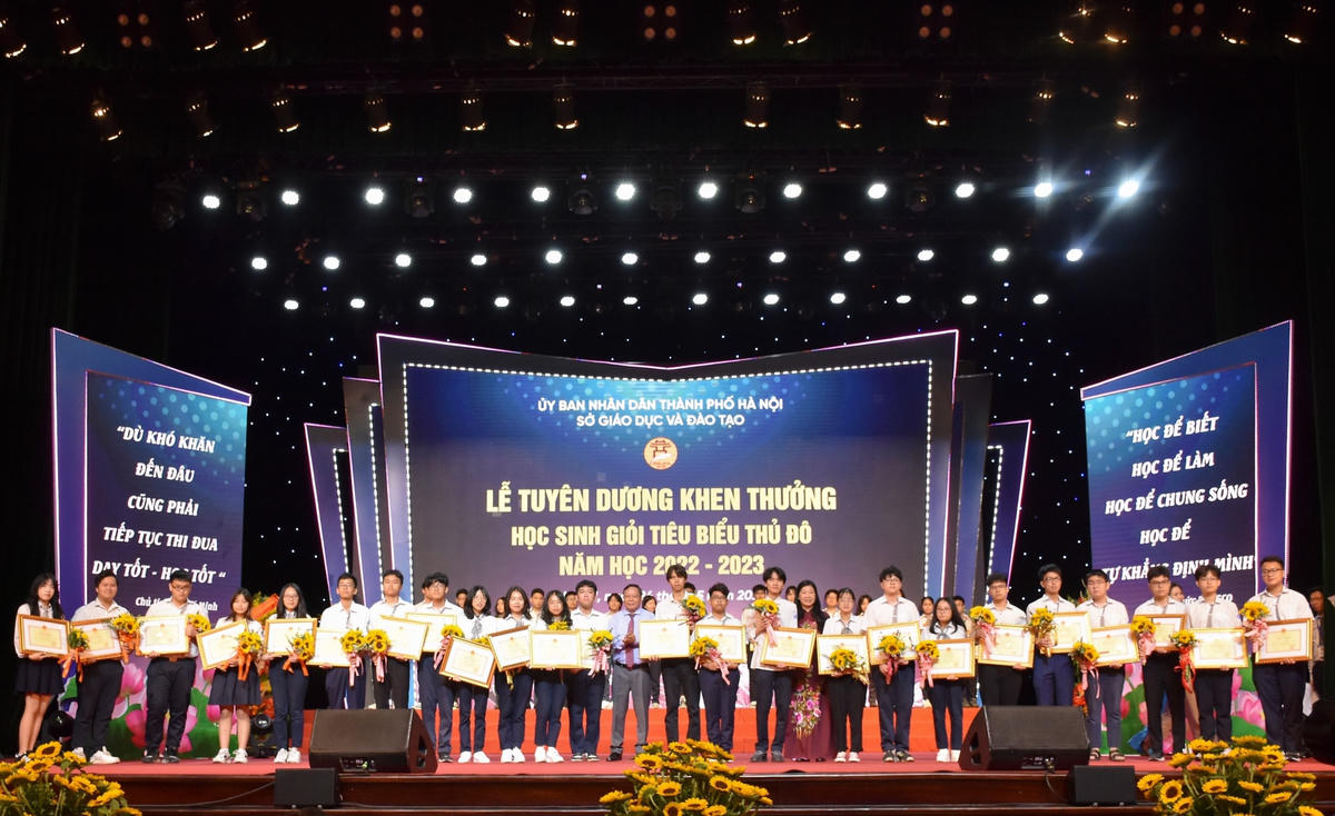 Các học sinh tiêu biểu nhận bằng khen tại Lễ tuyên dương.