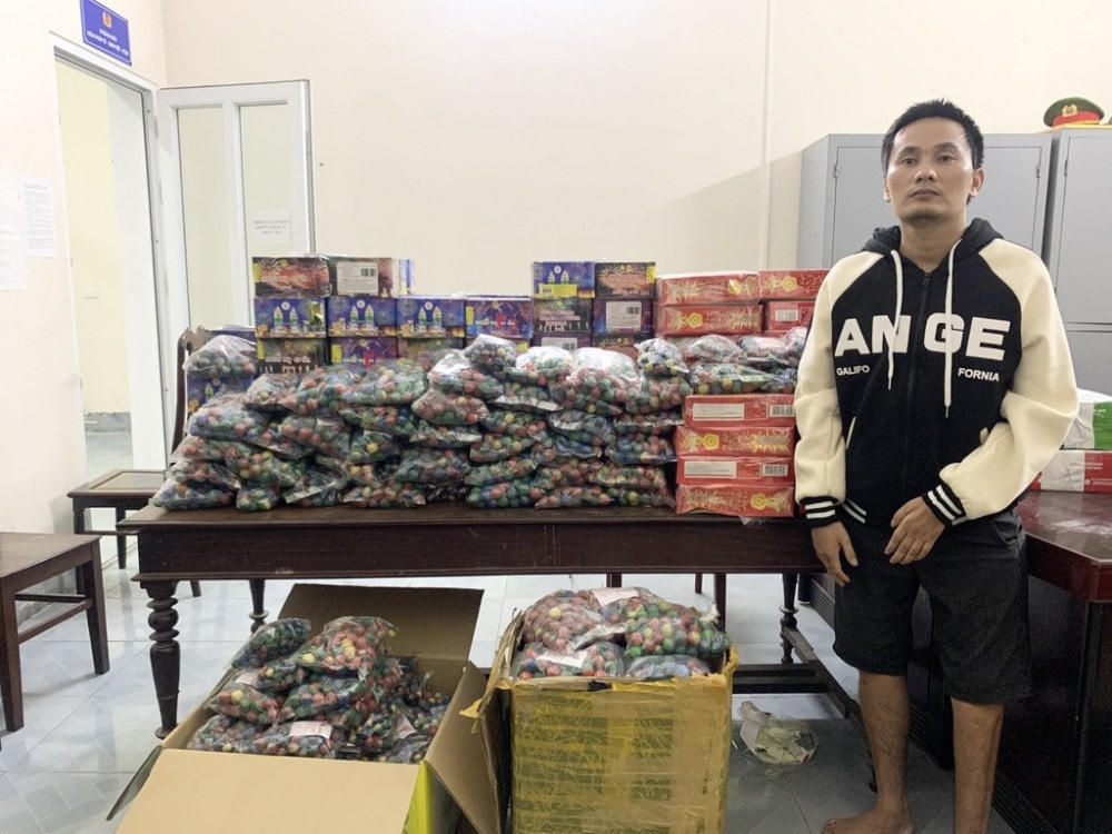 Đối tượng Nguyễn Văn Điệp cùng tang vật.