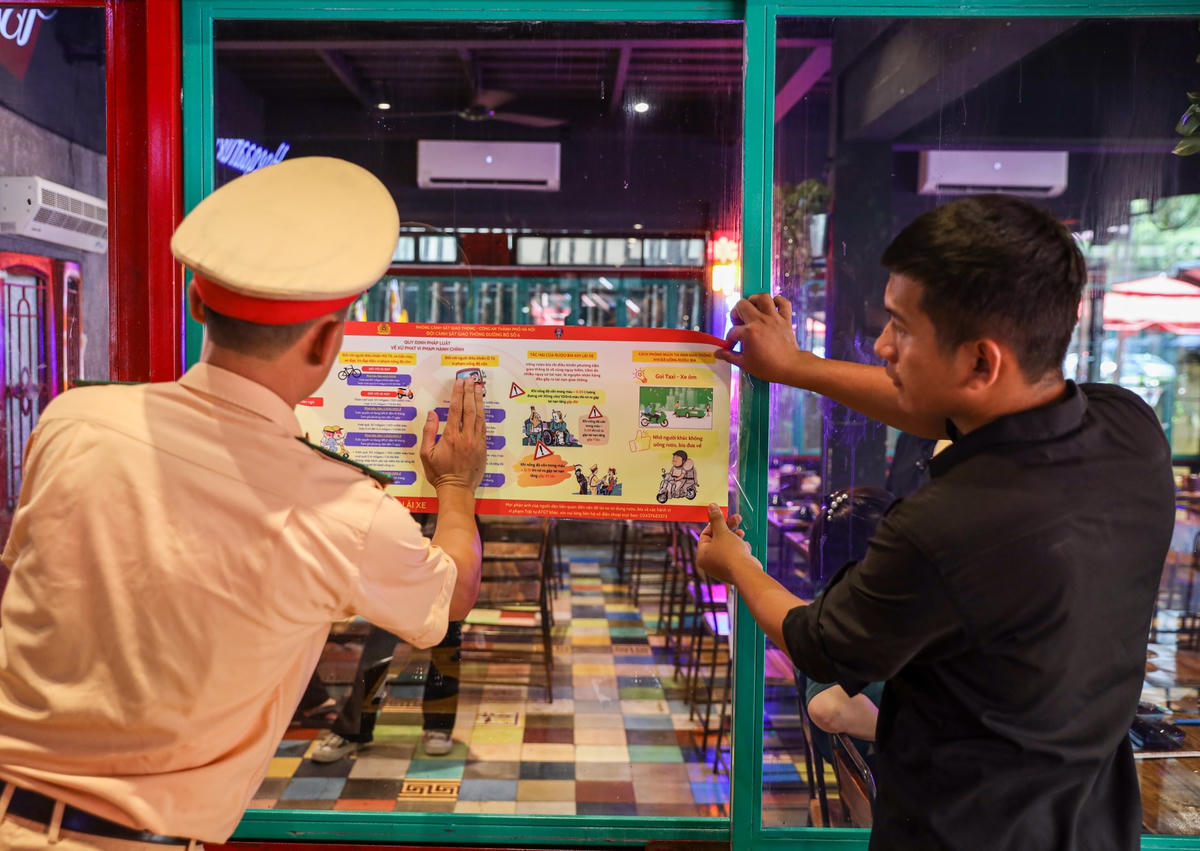 Để người dân dễ dàng quan sát chỉ cần nhìn là hiểu tờ áp phích sẽ có cả chữ và hình ảnh.