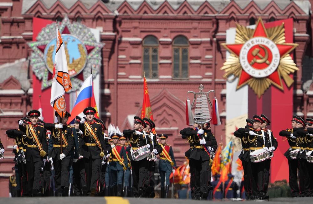 Các quân nhân Nga diễu hành trong cuộc diễu binh kỷ niệm Ngày Chiến thắng ở Moscow, Nga. Ảnh: AP.