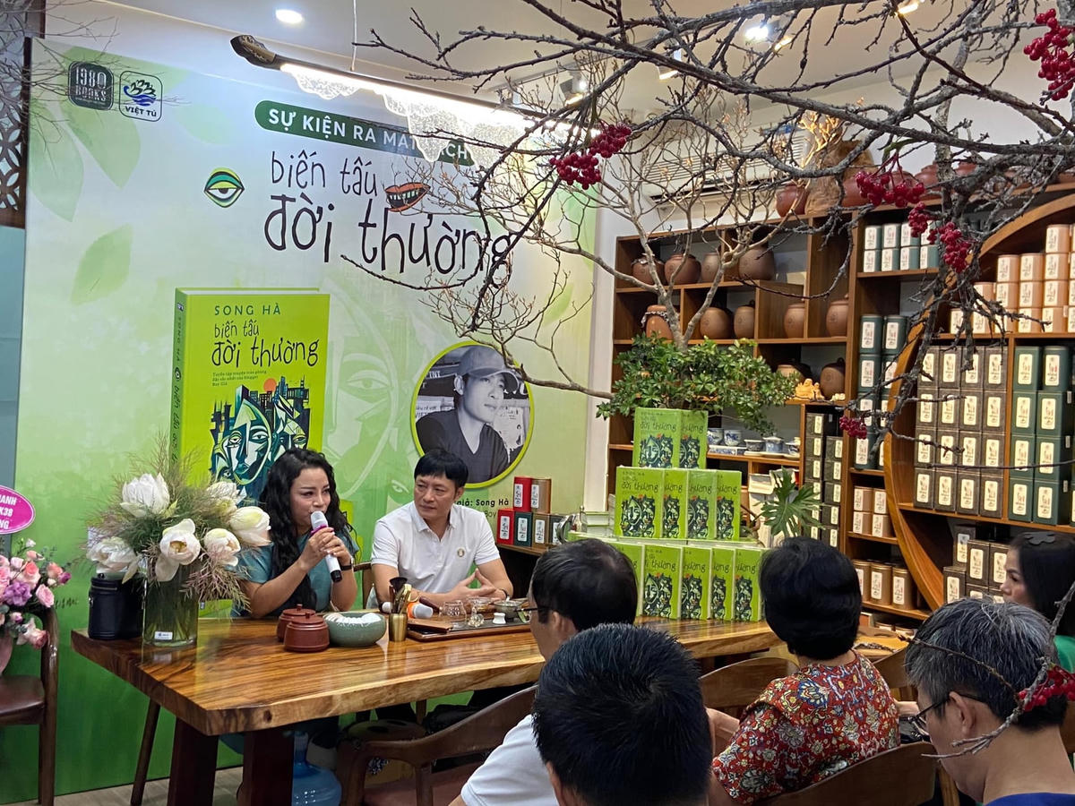 Khi được hỏi cảm nghĩ khi viết văn, Song Hà nói rất ngắn gọn: “Cảm nghĩ thì nhiều, nhưng chốt lại: Tôi viết văn vì 2 lý do, 1 là vì không biết làm việc gì cho nên hồn hơn; 2 là vì quá cô đơn”.