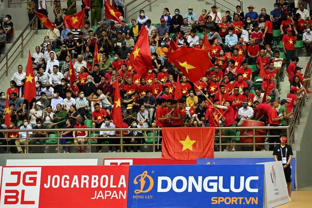 Hình ảnh khán giả phủ kín khán đài sân đấu Futsal SEA Games 31 tại Hà Nam
