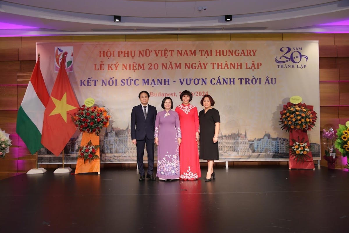 Đại sứ Nguyễn Thị Bích Thảo và đại diện ĐSQ cùng đại diện Ủy ban VNVNONN chụp ảnh cùng Chủ tịch Hội Phụ nữ Việt Nam tại Hungary Phan Bích Thiện