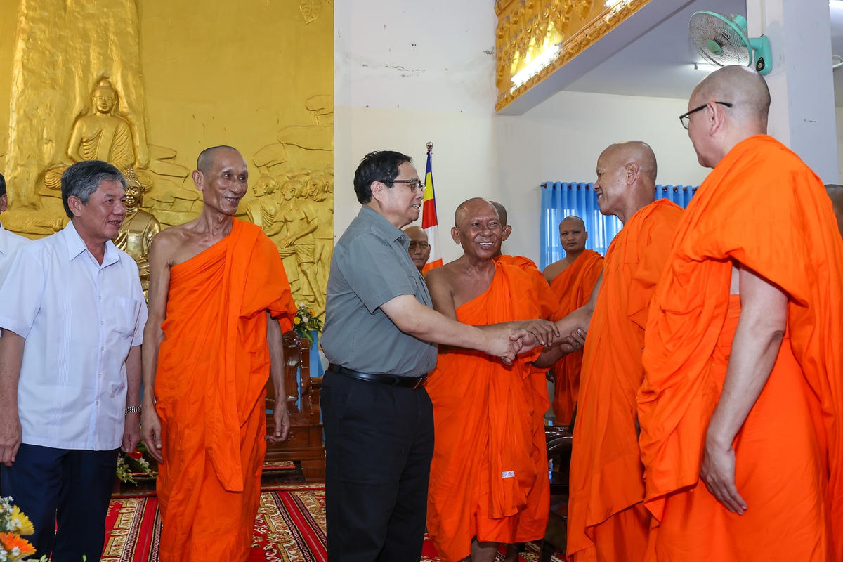 Thủ tướng Phạm Minh Chính chúc mừng Hội Đoàn kết sư sãi yêu nước tỉnh Trà Vinh nhân dịp Lễ Sen Dolta năm 2023. Ảnh: Nhật Bắc.