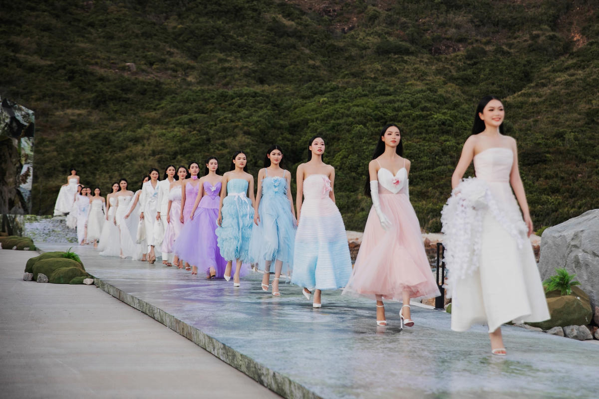 Thí sinh Miss Grand Vietnam tích cực tập luyện chuẩn bị cho đêm thi quan trọng, nhằm tìm ra người xứng đáng với chiếc vương miện. 