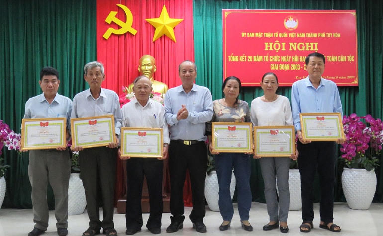Ông Phạm Hiểu, Chủ tịch Ủy ban MTTQ TP Tuy Hòa, tặng giấy khen cho các tập thể có thành tích xuất sắc trong việc tổ chức ngày hội Đại đoàn kết toàn dân tộc trong 20 năm qua. 