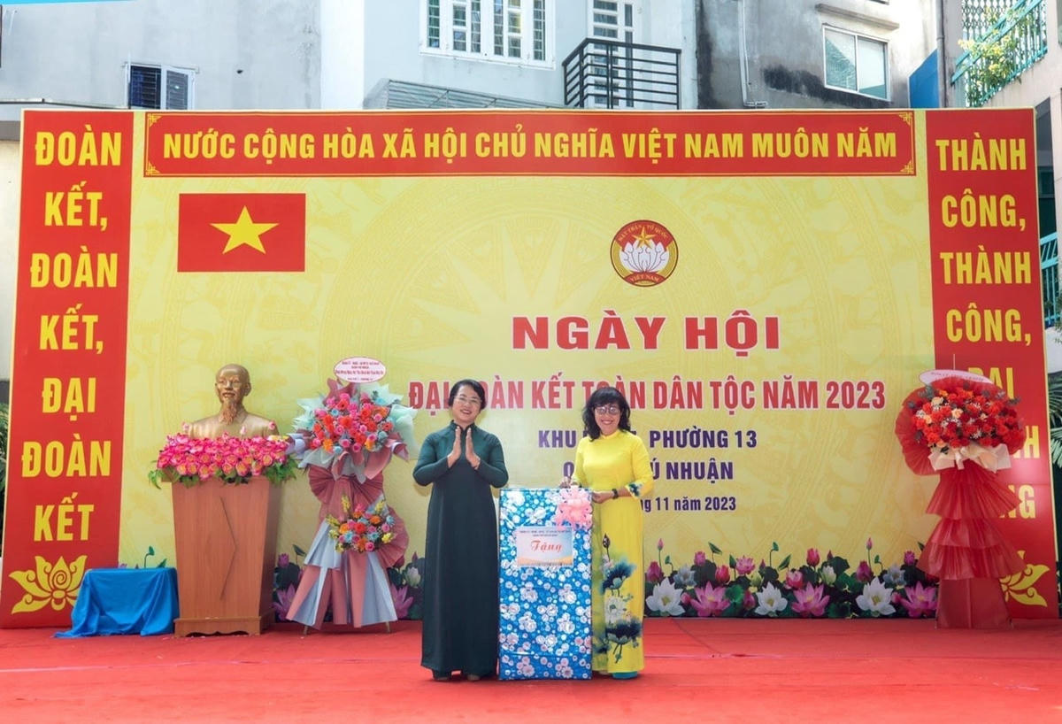 Bà Trần Kim Yến, Chủ tịch Ủy ban MTTQ Việt Nam TP HCM trao quà cho đại diện khu phố 7.