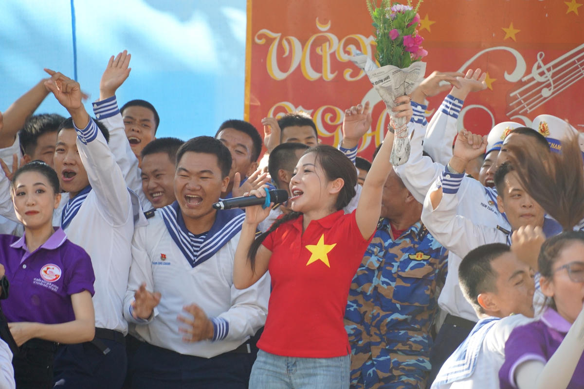 Sinh hoạt văn văn nghệ cùng chiến sĩ đảo Sinh Tồn. Ảnh: Mạnh Thìn.