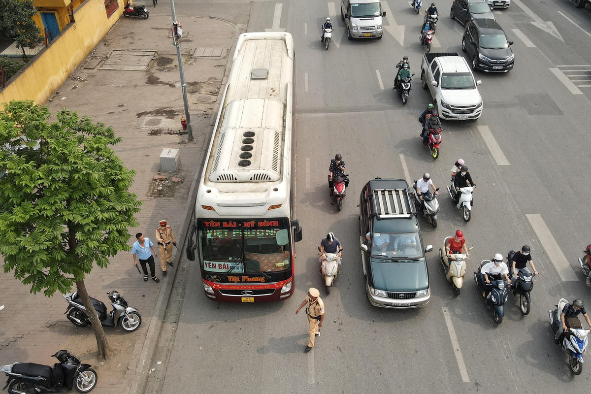 Thượng uý Nguyễn Tuấn Phong, Đội CSGT đường bộ số 6: “Đặc thù địa bàn của đơn vị quản lý có tuyến vành đai chạy qua, nhiều xe khách liên tỉnh chạy qua và có bến xe Mỹ Đình nên hoạt động kiểm tra ma túy với tài xế được thực hiện liên tục. Đặc biệt, còn khoảng 2 tuần là đến kỳ nghỉ lễ 30/4- 1/5, đơn vị tăng cường kiểm tra để đảm bảo an toàn giao thông”.