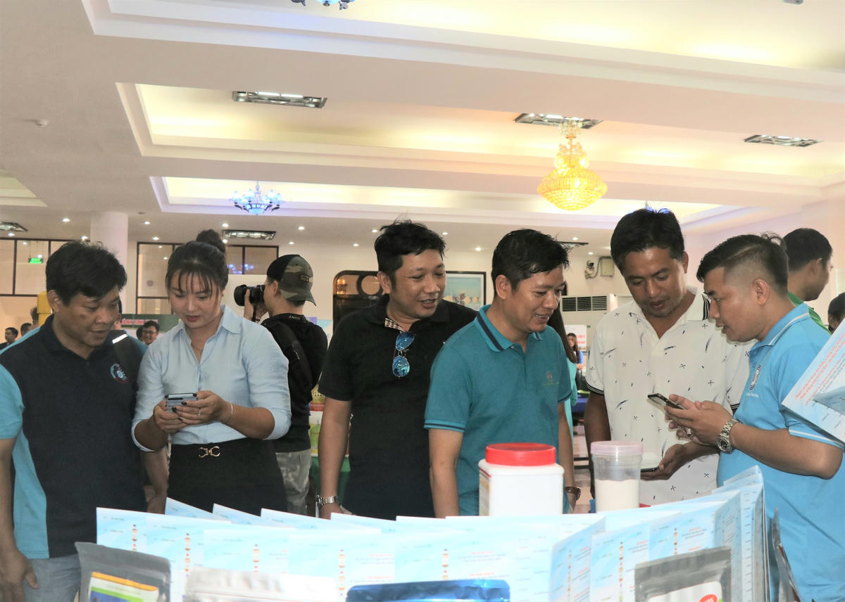 Người nuôi tôm trao đổi thông tin tại Diễn đàn Tôm Việt năm 2022.