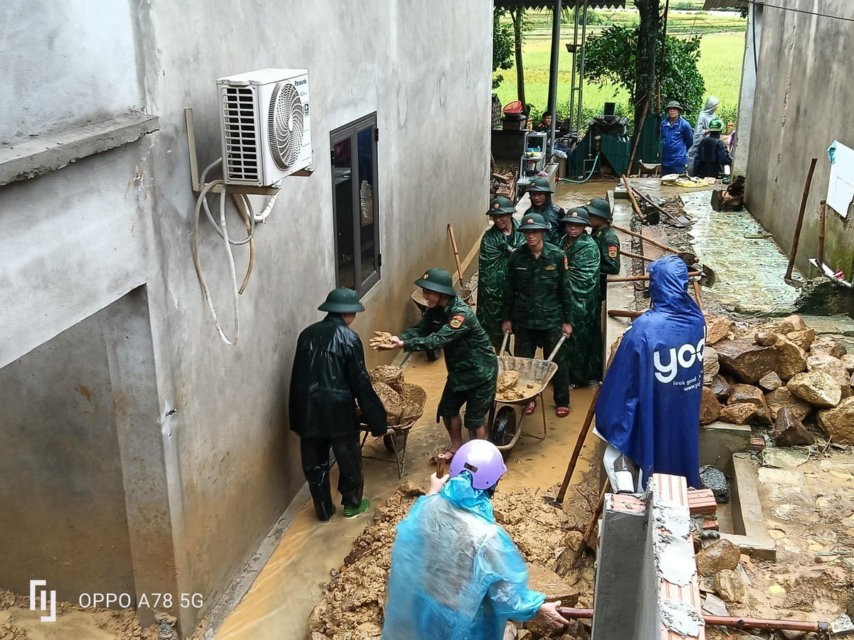 Thanh Hóa: Cán bộ Biên phòng giúp dân sơ tán khỏi khu vực sạt lở