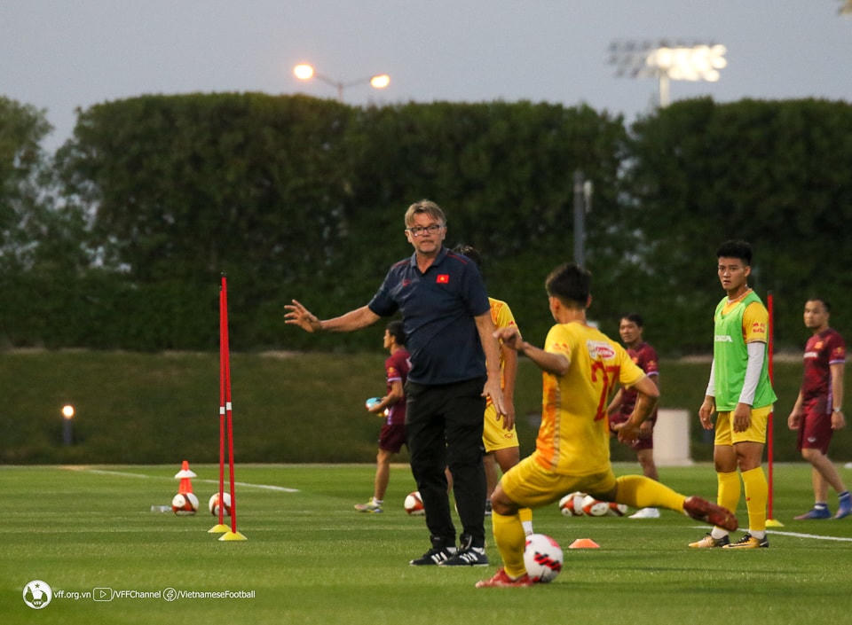 HLV Philippe Troussier theo sát các học trò trên sân tập. Ảnh: VFF.
