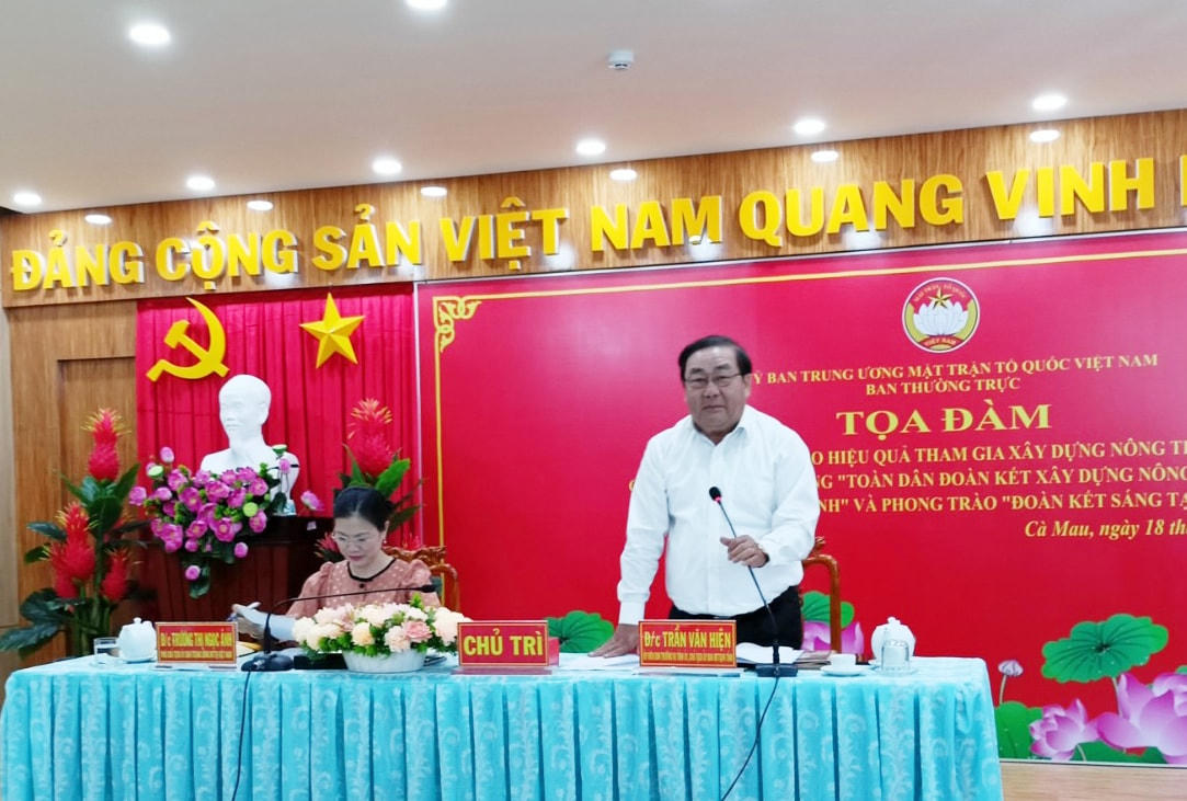 Phó Chủ tịch UBTƯ MTTQ Việt Nam Trương Thị Ngọc Ánh cùng Chủ tịch Ủy ban MTTQ Việt Nam tỉnh Cà Mau Trần Văn Hiện chủ trì Tọa đàm.