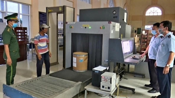 Tăng cường chống buôn lậu, gian lận thương mại qua cảng hàng không quốc tế .Ảnh: TL.