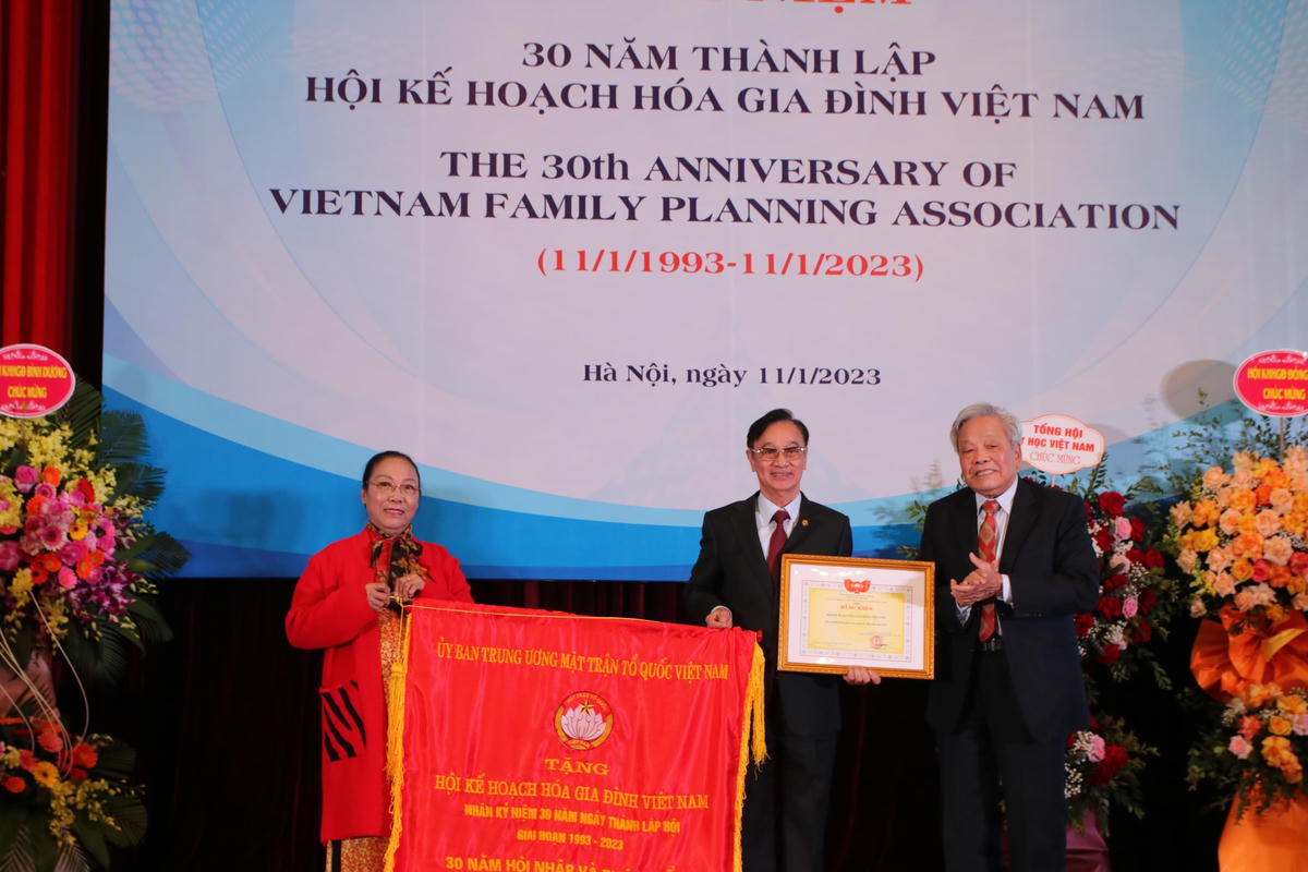 Hội KHHGĐ Việt Nam vinh dự nhận giấy khen của Uỷ ban Trung ương Mặt trận tổ quốc Việt Nam và Bộ Y tế.  