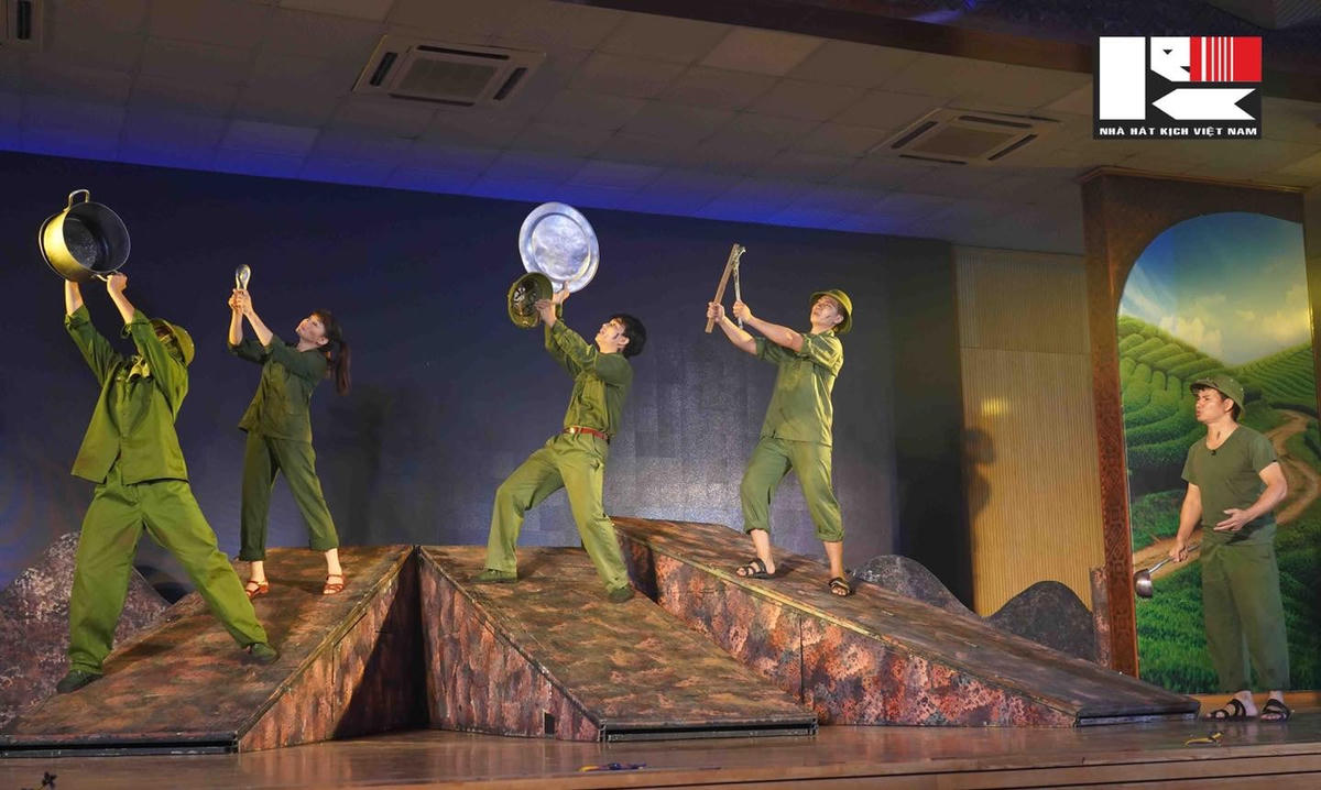 Nhà hát Kịch Việt Nam lưu diễn vở “Bão tố Trường Sơn” tại các tỉnh, thành Tây Bắc. (Ảnh: NHKVN).