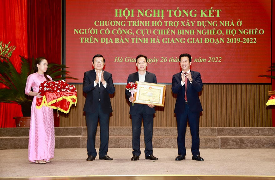 Nguyên Chủ tịch nước Trương Tấn Sang và Bí thư Tỉnh ủy Đặng Quốc Khánh tặng Bằng khen cho đại diện Agribank, ông Trần Văn Dũng, Thành viên Hội đồng thành viên về những đóng góp lớn cho chương trình.