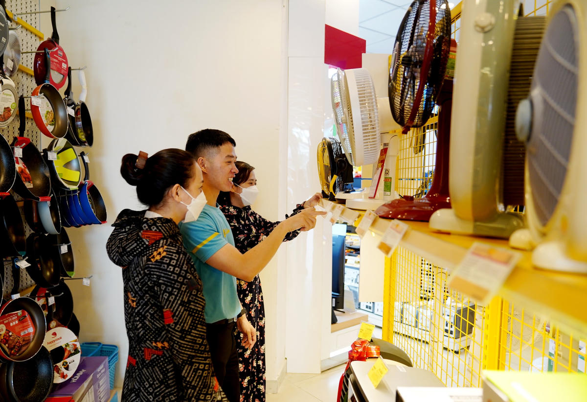 Theo anh Lê Nam Phong, Quản lý tại cửa hàng siêu thị Điện Máy Xanh (phường Trần Phú, TP Hà Tĩnh) cho hay, những ngày gần đây lượng khách quan tâm quạt tích điện tăng cao, mỗi ngày có từ 30 - 40 lượt khách hỏi mua sản phẩm trên, tuy nhiên tại cửa hàng không đủ sản phẩm để cung cấp. Giá của dòng quạt sạc tích điện thấp nhất là 900 nghìn đồng/chiếc, loại cao cấp có thể lên tới 2 - 3 triệu đồng/chiếc.