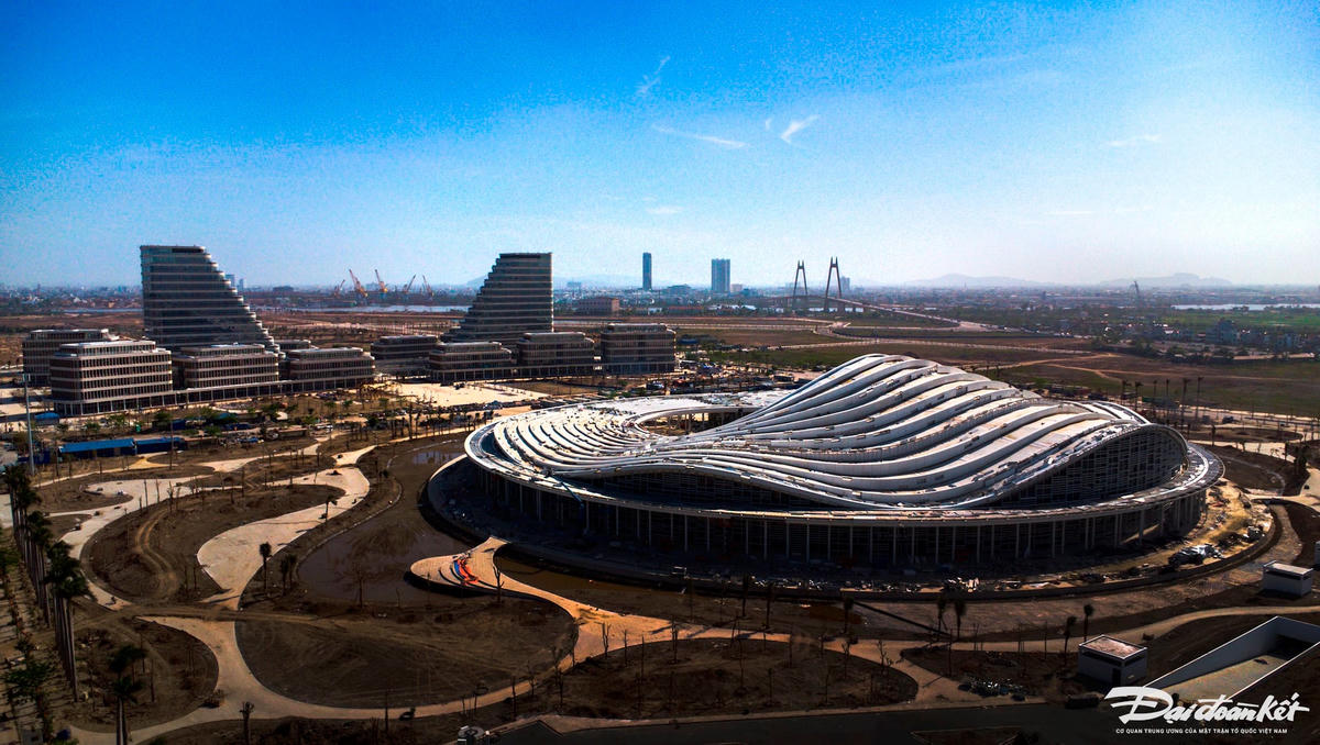 Trung tâm hội nghị - biểu diễn TP Hải Phòng, với tổng mức đầu tư hơn 2.300 tỷ đồng, cũng đang trong quá trình hoàn thiện. Công trình có 1.500 chỗ, quy mô 3 tầng và 1 tầng hầm, tổng diện tích sàn khoảng gần 50.000m2. 