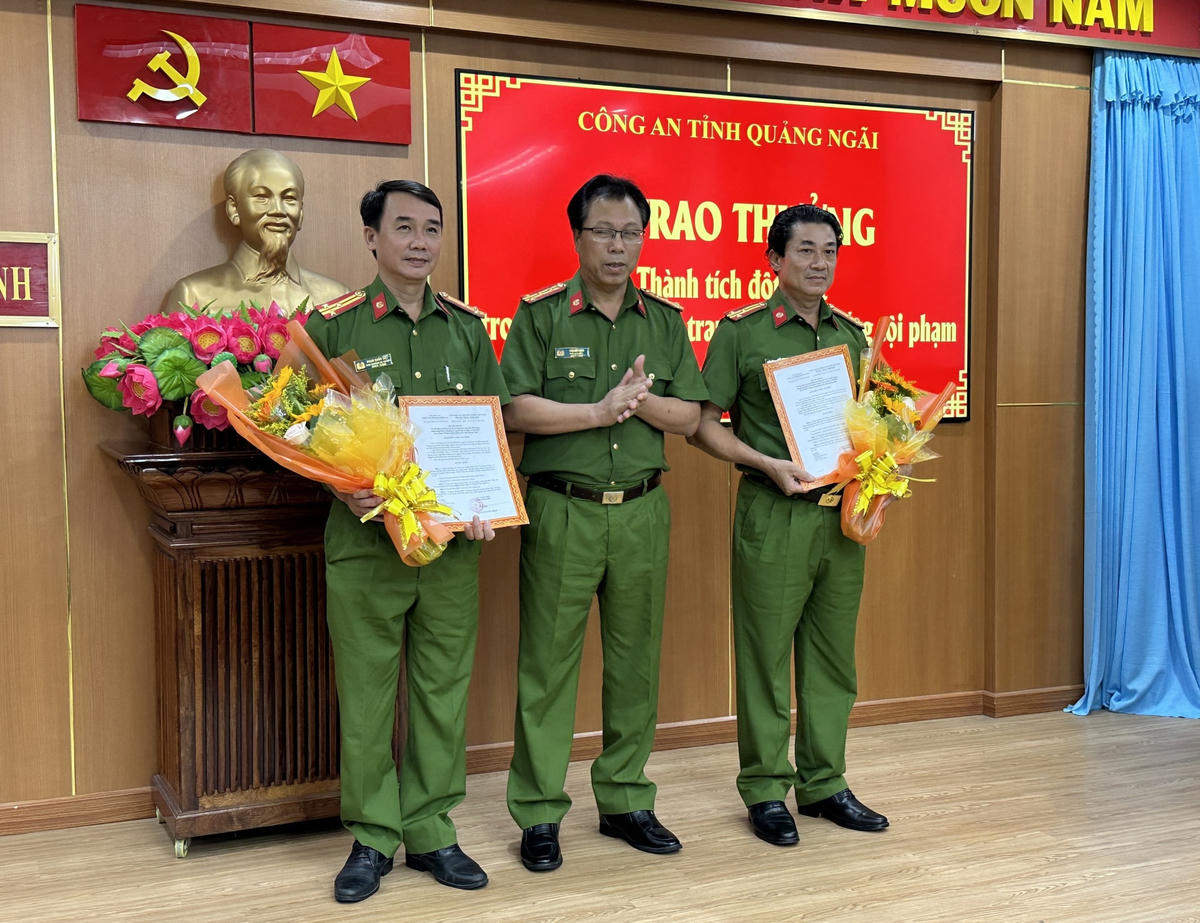 Lãnh đạo Công an tỉnh Quảng Ngãi thưởng nóng cho tập thể truy bắt đối tượng nổ súng.
