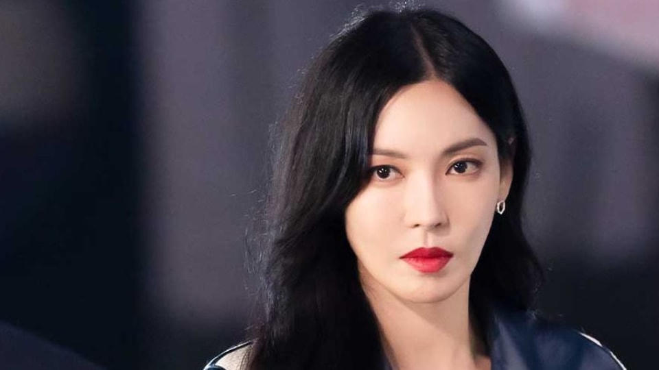 Diễn xuất của Hwang Jung Eun được đặt lên bàn cân, so sánh với "ác nữ" Kim So Yeon. 