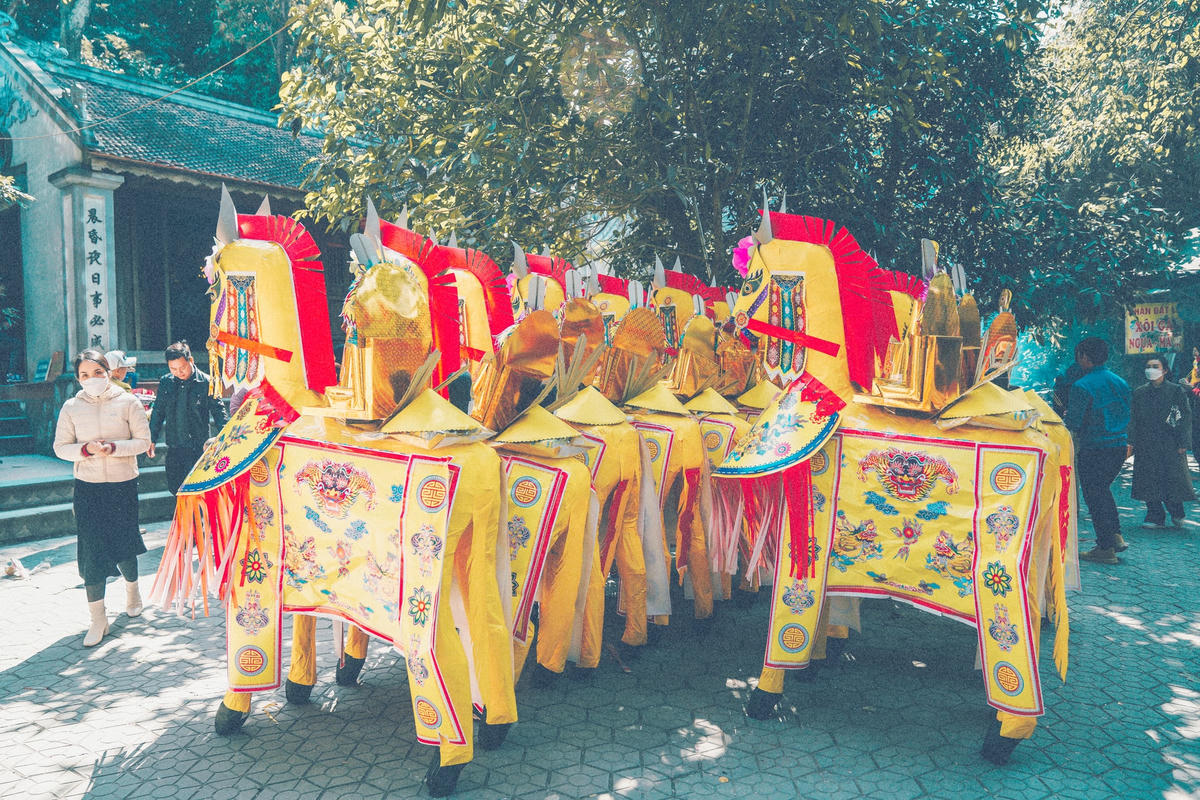 Bên cạnh đó là những con ngựa giấy đang được xếp hàng ngay ngắn chờ "thầy" đến làm lễ. Nguy cơ hoả hoạn lớn nếu như du khách vô tình để que hương đang đỏ lửa chạm vào. 