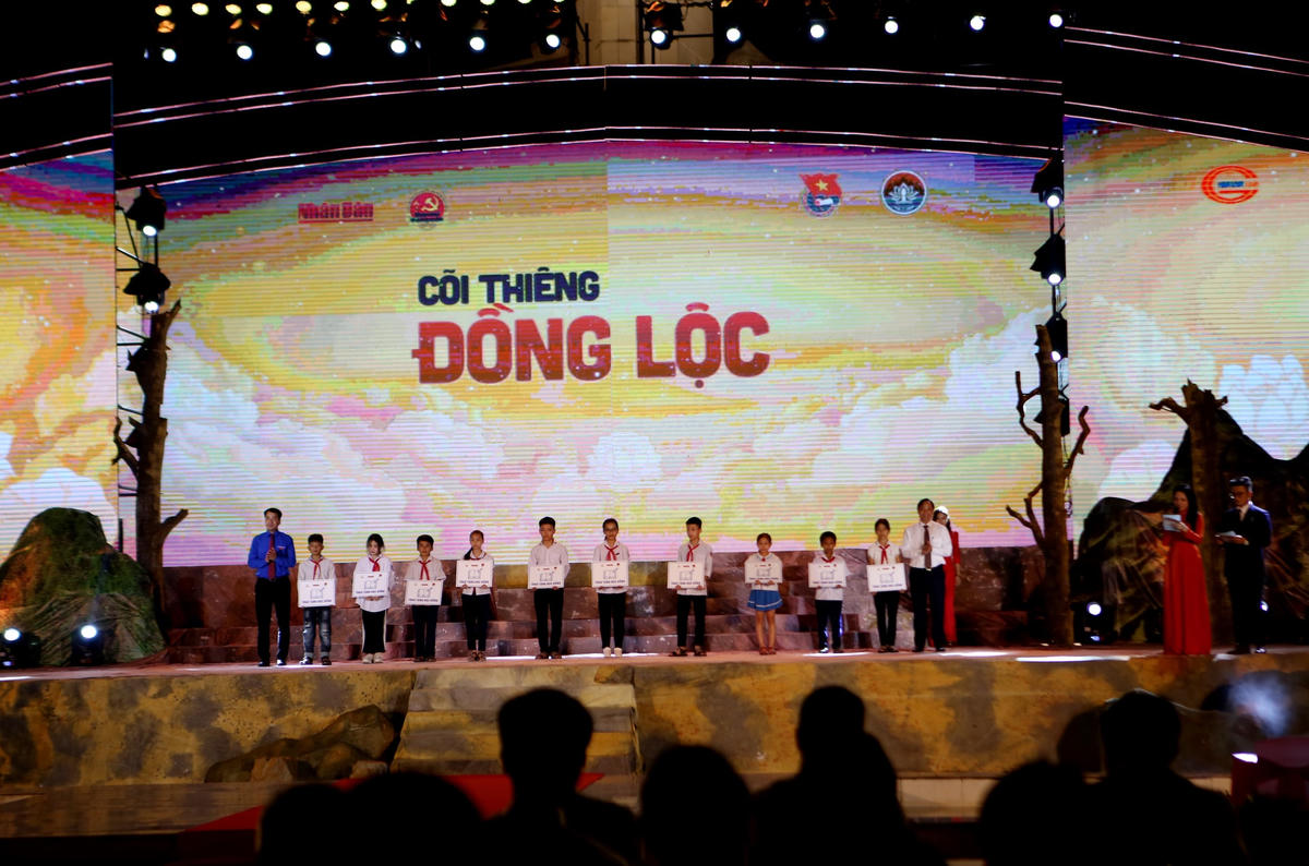 Cùng 20 suất học bổng cho các em học sinh vượt khó học giỏi.  