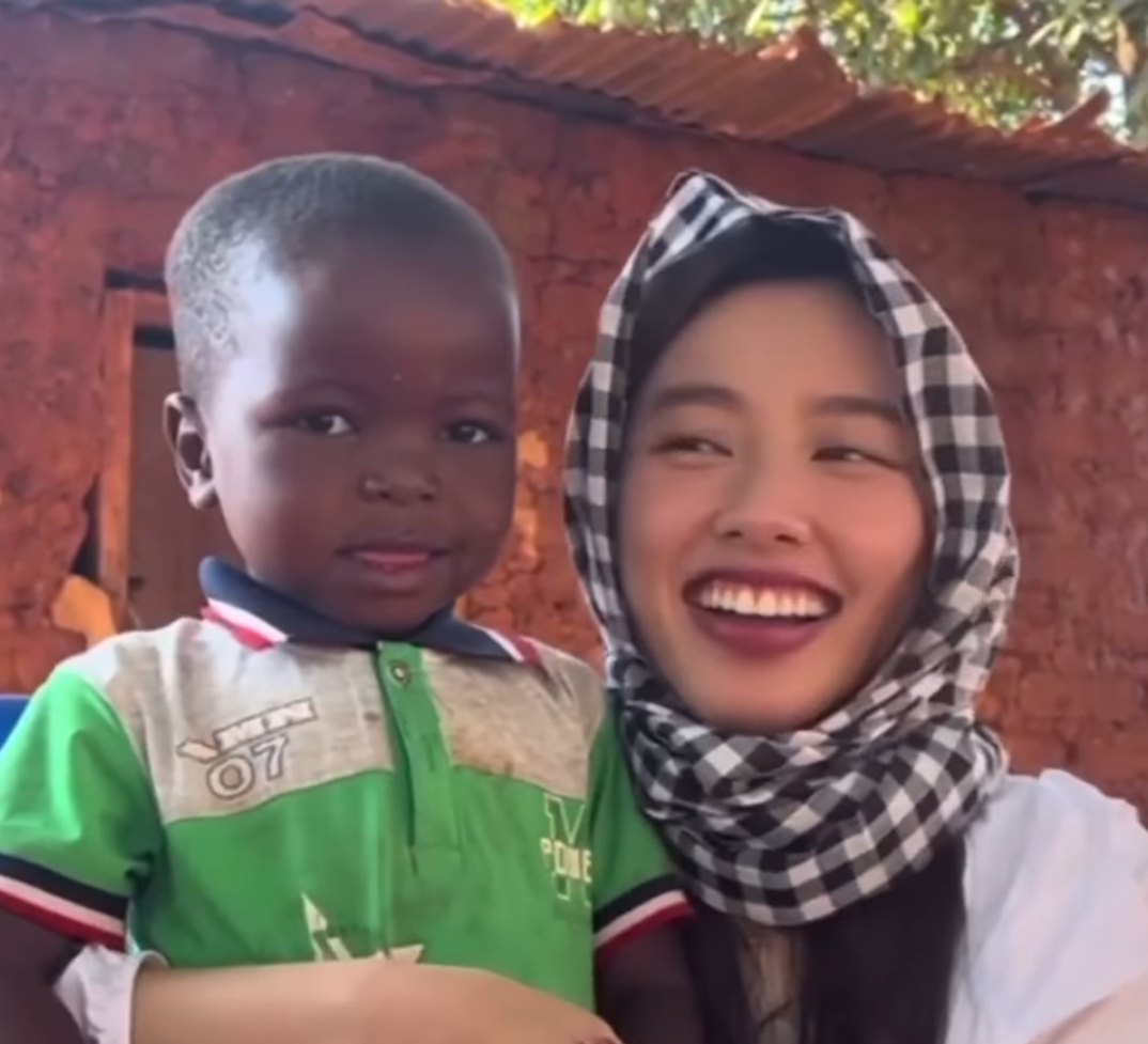 Video Thùy Tiên dạy em bé người Angola hát Tiếng Việt gây sốt mạng xã hội.